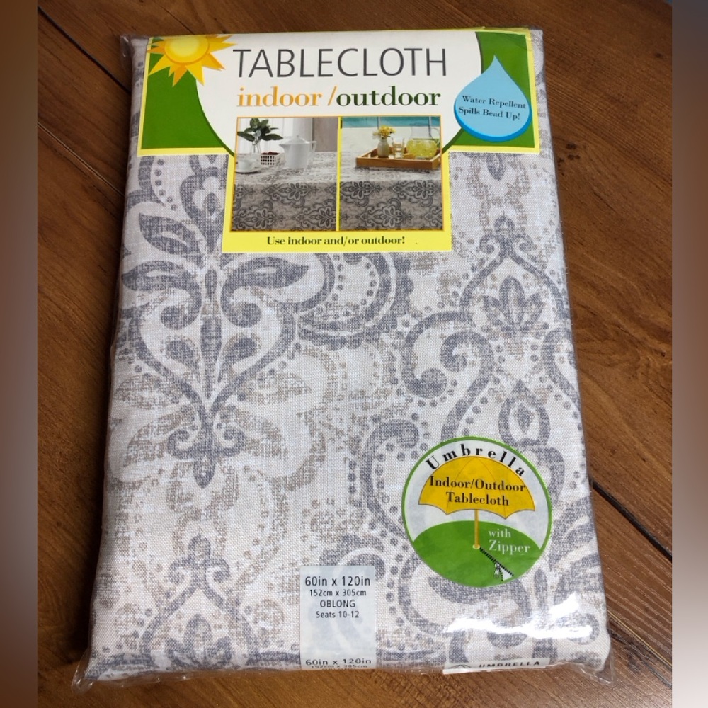 Indoor/Outdoor tablecloth with umbrella zipper